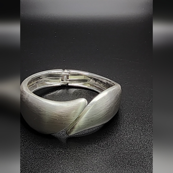 Elegant Silver Women's Bracelet - Picture 5 of 6